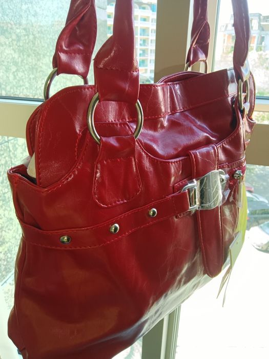 Дамска чанта от еко кожа с декорация  в розово с външен джоб на заднат