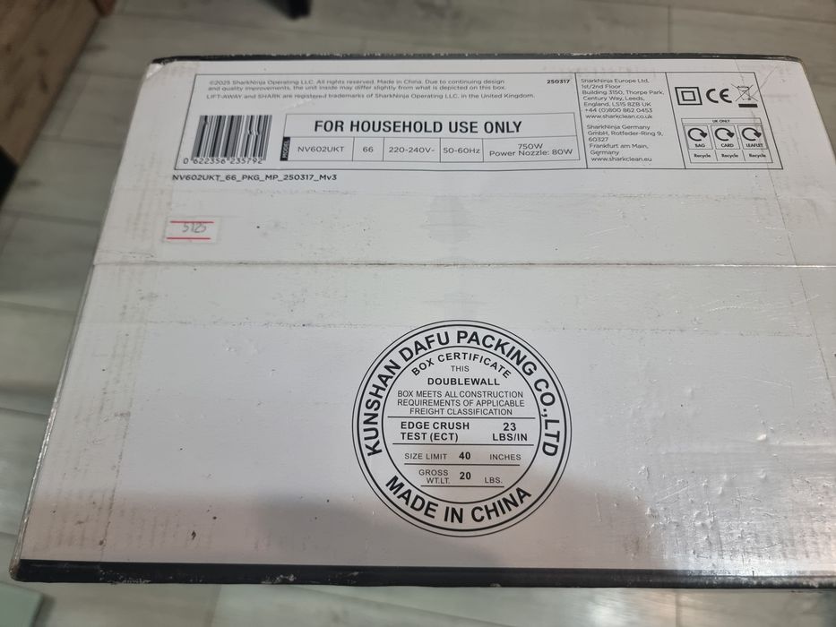 Aspirator Vertical cu FirAspirator  Shark NV602UKT Pet Model - Nou, Sigilat