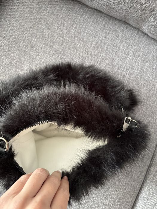 Черна пухена чантичка