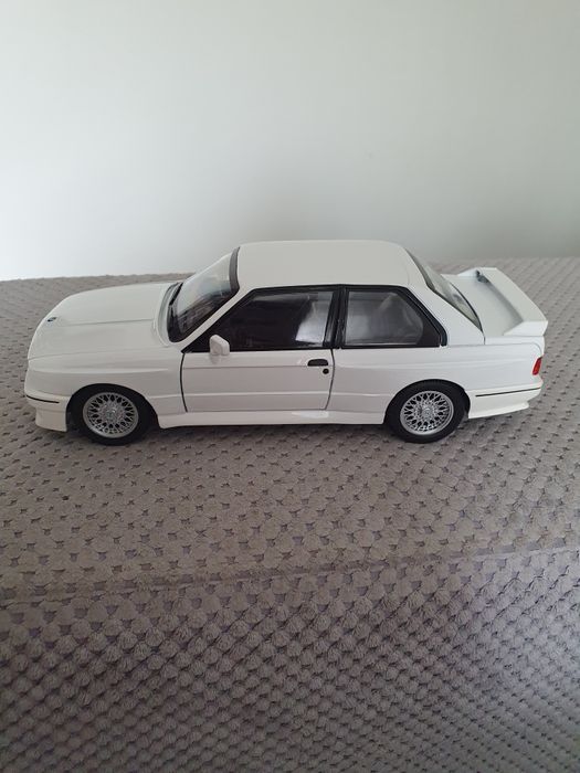 Macheta metalica BMW M3 E30 scara 1:24 noua