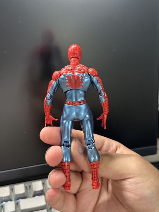 Фигурка человека паука mafex