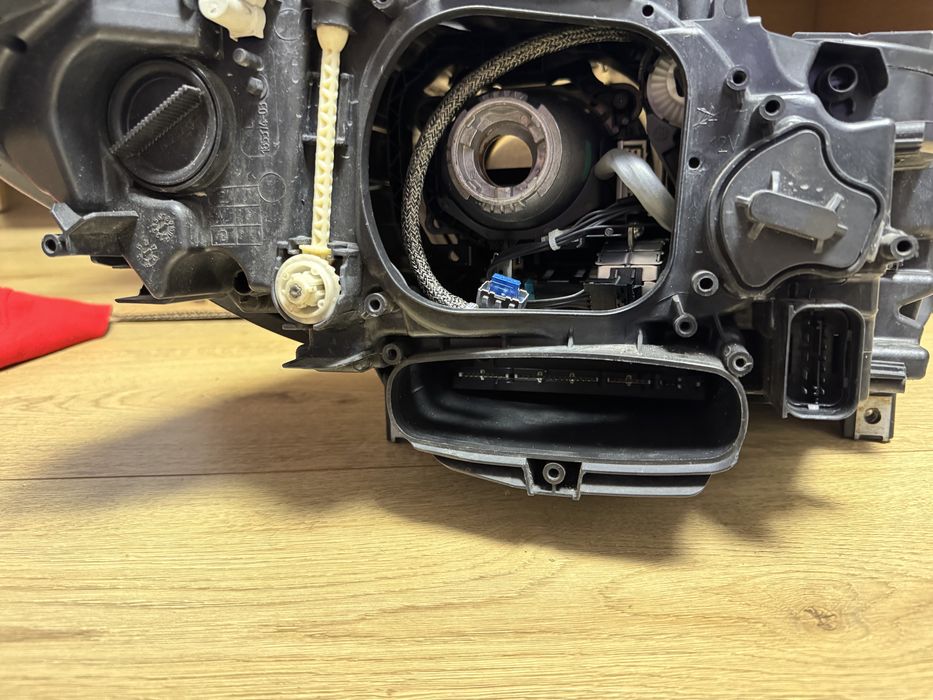 Far stanga BMW f11 LCI bi xenon