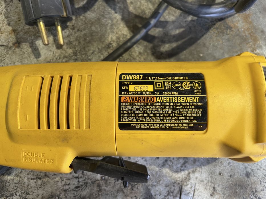 Продам гравер Dewalt