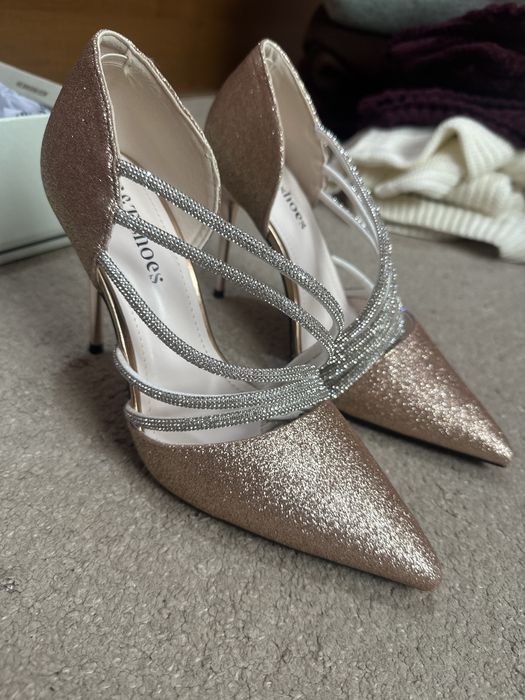 Официални блестящи обувки на висок ток