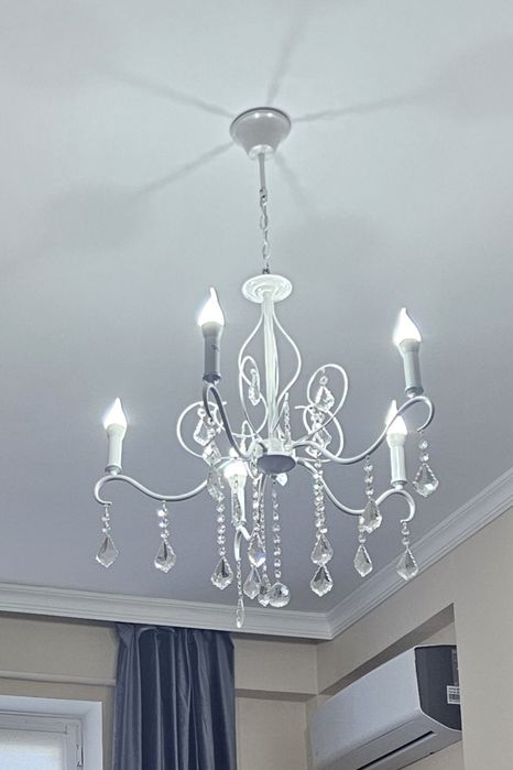 Люстра белая с лампами