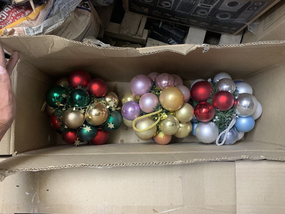 Новогодние игрушки и елка