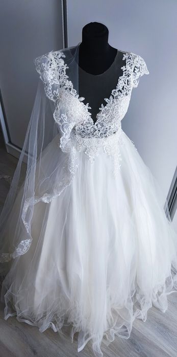 Rochie de mireasa 
O singura purtare,marime s-m
Curățare profesi