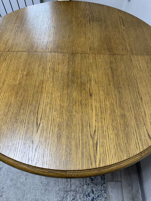 Обеденный стол из дерева