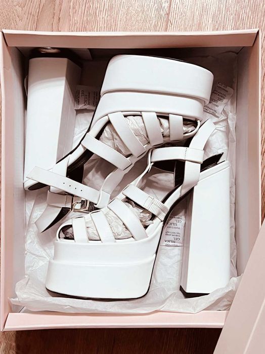 Босоножки на платформе из натуральной кожи