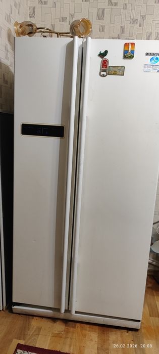 Продам кожаный угловой диван и холодильник