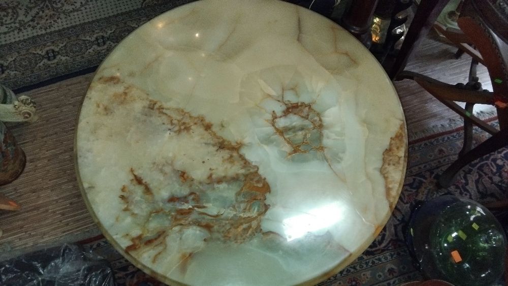 2 Кръгли  холни  маси- мрамор и бронз.