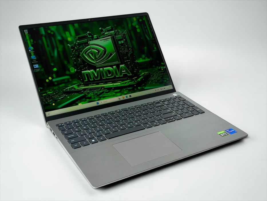 Лаптоп Dell Vostro 5630 16 Gray WUXGA i7-1360P 16GB 1TB SSD RTX 2050 Перфектен! Гаранция!