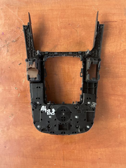Consola centrală,cu butoane,trim Audi a4 b8 an 2010