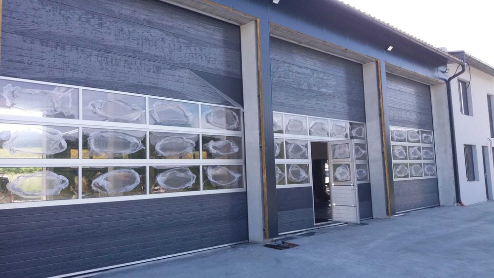 uși  de garaj  rezidențiale culoare nuc