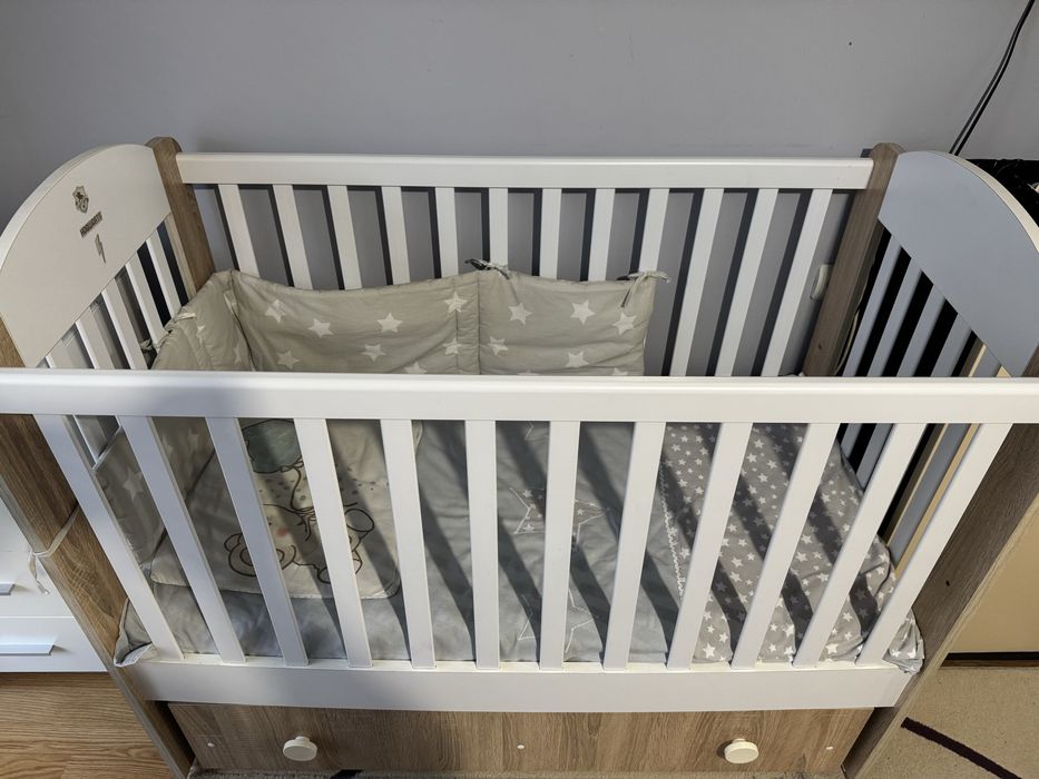 Бебешка кошара с люлеещ механизъм