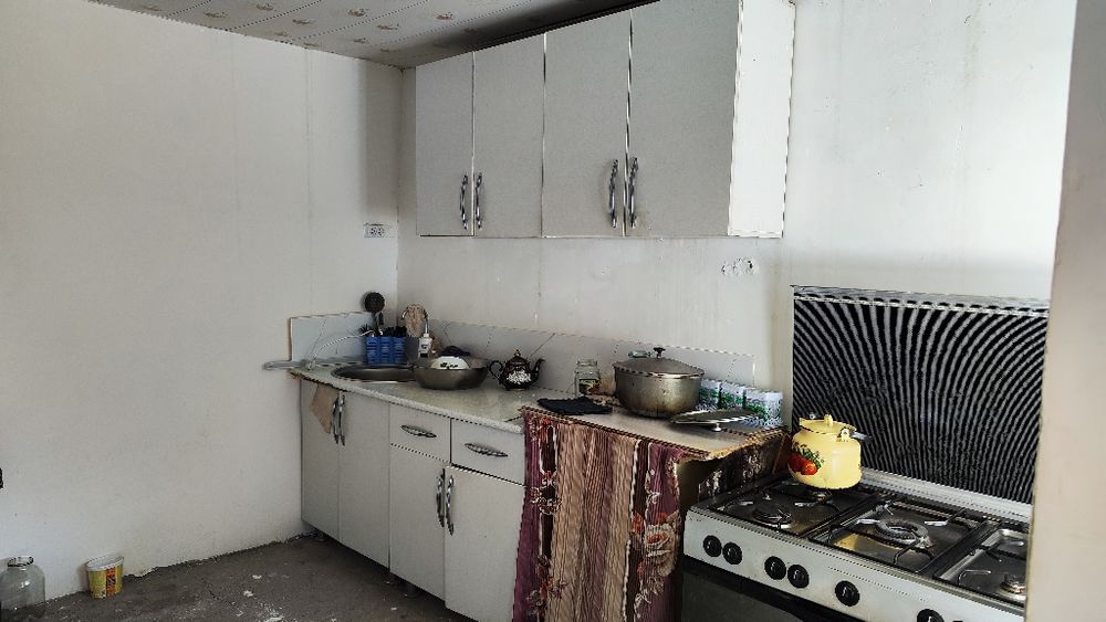 Ховли сотилади эски шахарда жойлашган