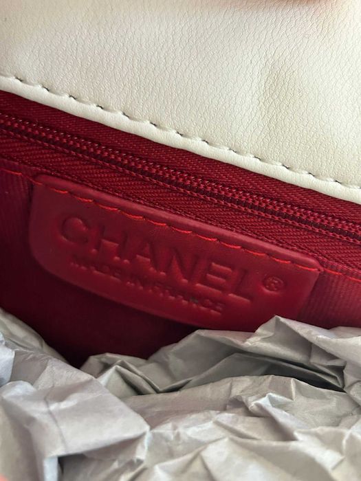 Geantă Chanel elegantă albă, model matlasat, cu lanț auriu