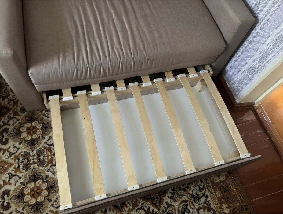 Продам Диван среднего размера