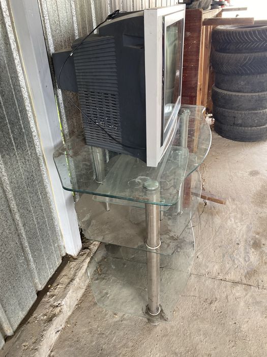 Телевизор с подставкои