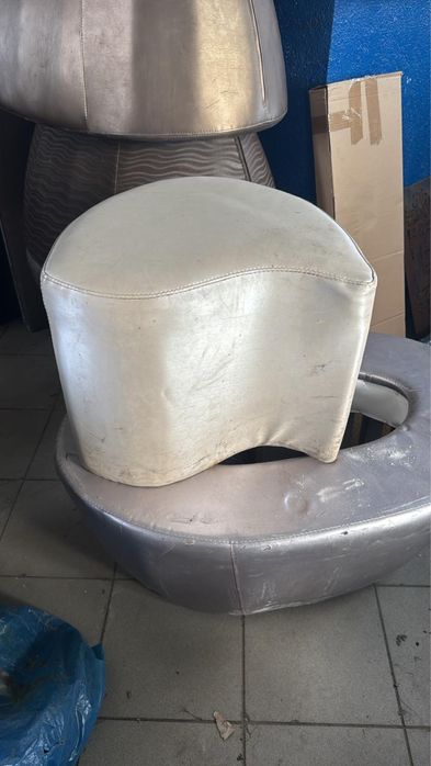 Mese si scaune de bar din piele pret 100 /200