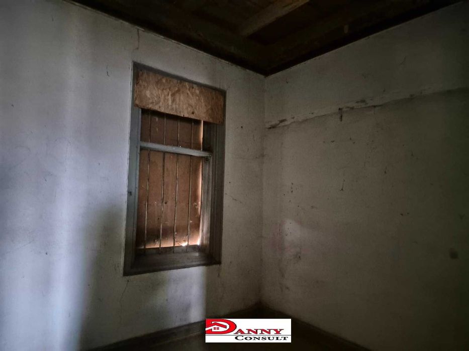 Двуетажна къща с двор и кладенец в с. Драгижево