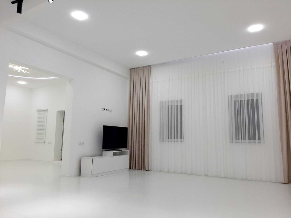 Продаётся частный 3х-уровненный дом,с басейном.