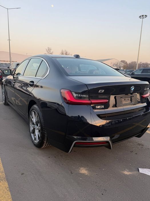 **BMW i3 35L 2025 Restayling

2025 yil

Natarus 

713 zapas hod 

6200