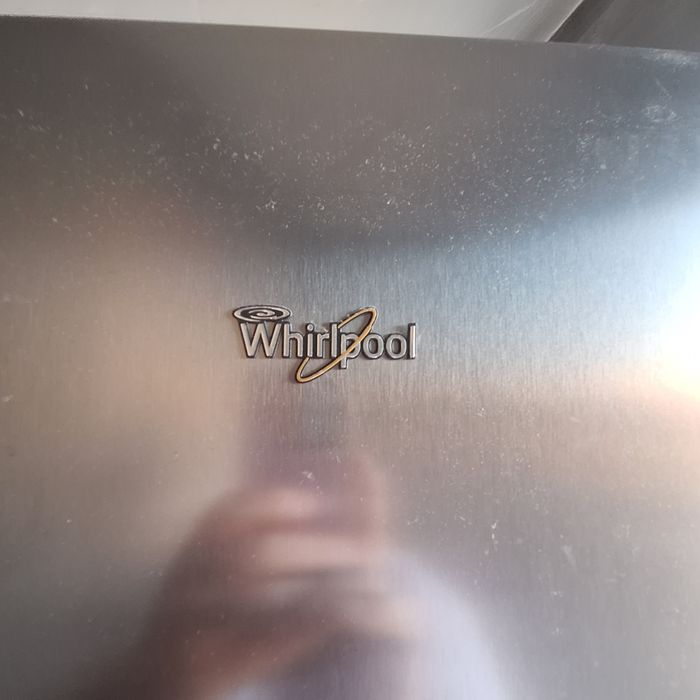 Продавам хладилник от марката Whiripool BSNF 9452 OX за части