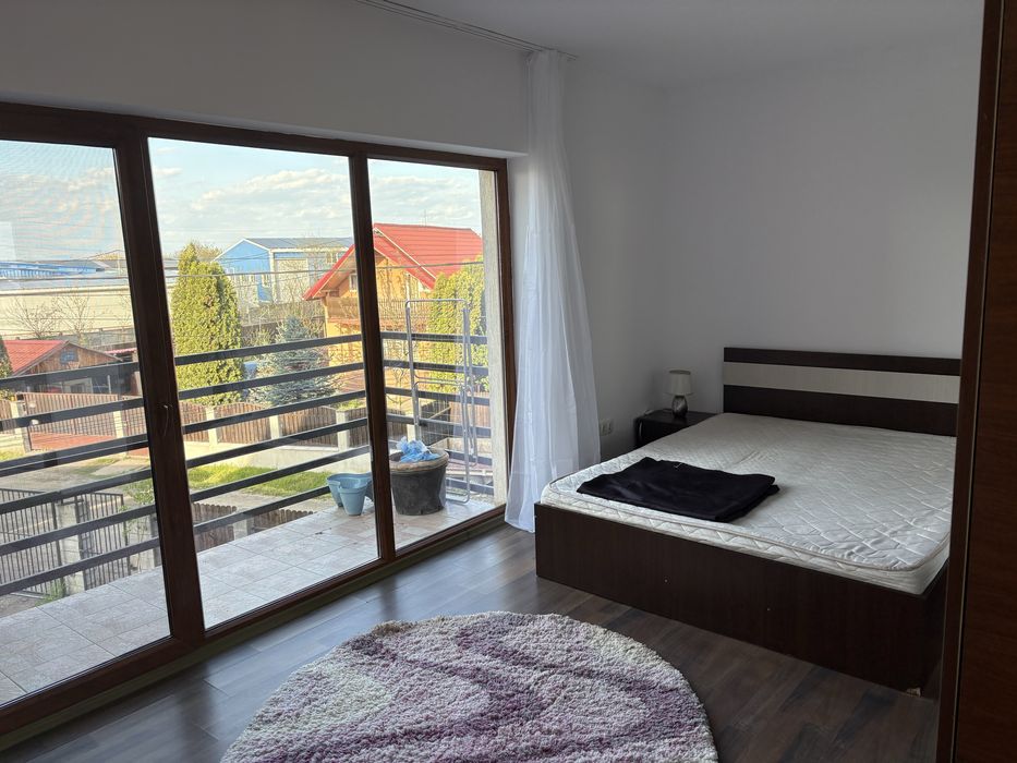 Inchiriez apartament cu o camera la casa