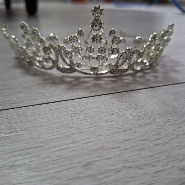 Diadema mireasa dar și altele accesorii