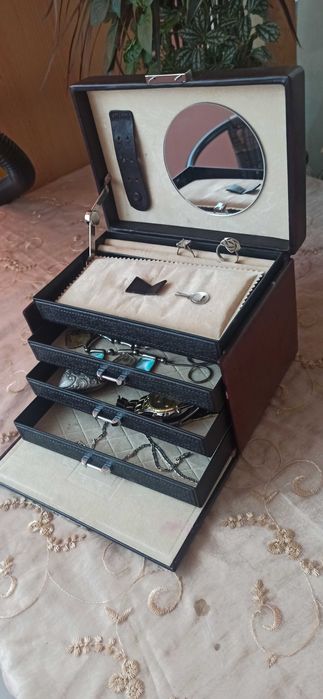 кожена кутия за бижута-25лв; керамична ваза-- цена 15лв.