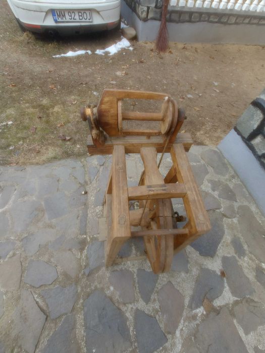 Obiecte vechi:mașina de tors,sucală,obiecte de prelucrat lâna