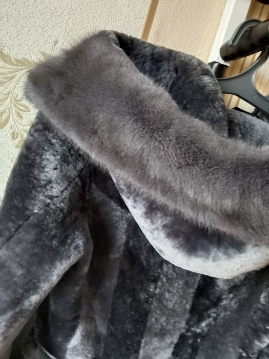меховое пальто с капюшоном