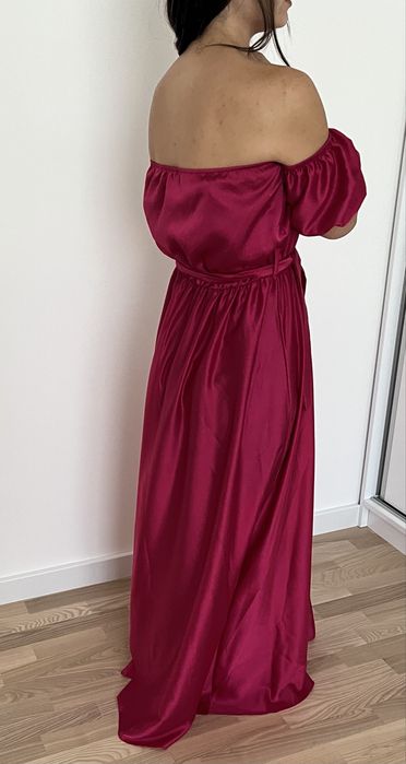 Розова дълга сатенена рокля