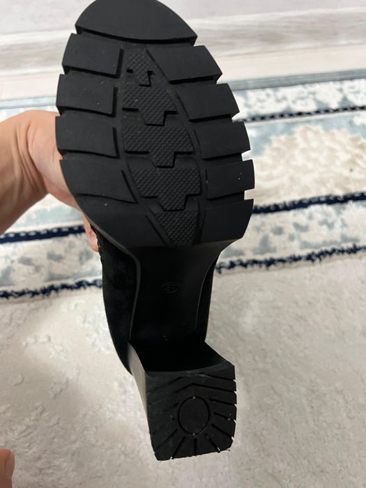 Продам новые ботильоны размер 37