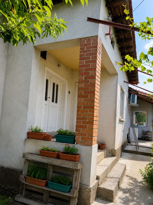 Къща 250 кв.м + кирпичена къща 200 кв.м, общ двор 2500 кв.м