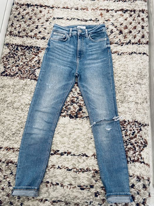 Vesta de blana și blugi