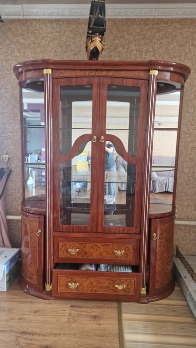 Шкафы деревянные , витрина