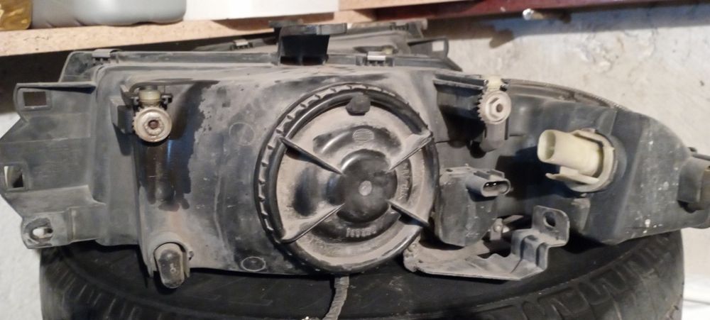 Десен фар за Мицубиши Каризма