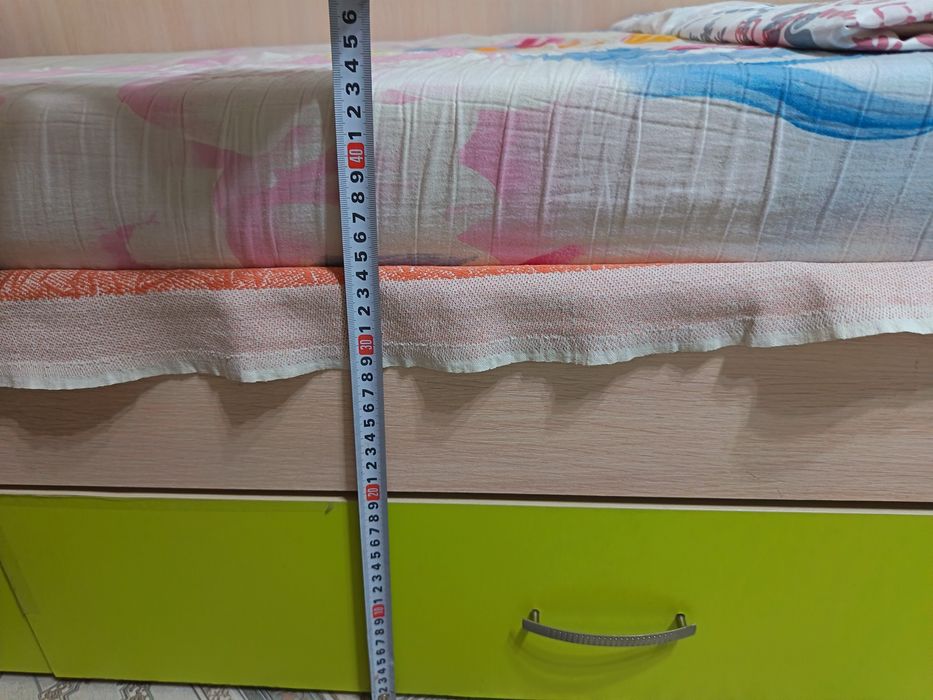 Подростковая кровать, хорошее качество, изьянов нету!