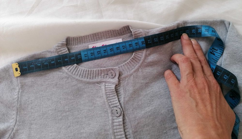 Мека сива жилетка за 4-6г