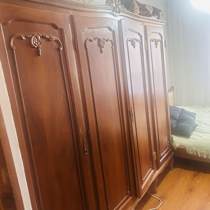 Продам румынский гарнитур из чистого дерева,