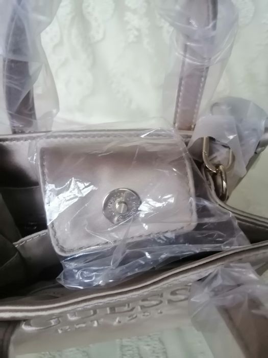 Чанта GUESS. Нова.