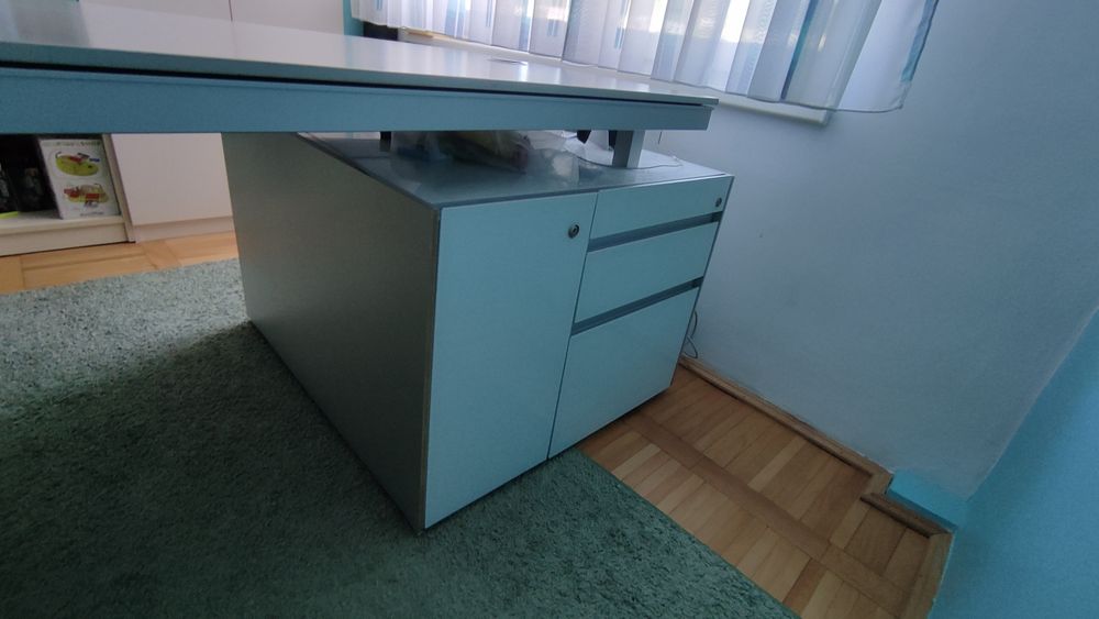 Birou pentru firma cu spatiu de depozitare pe ambele parti