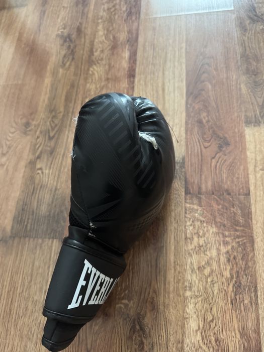 Боксови ръкавици Everlast Spark – черни, с дефект, евтино