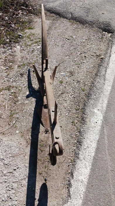 Старинно дървено рало, използвано в миналото за обработка на земята.