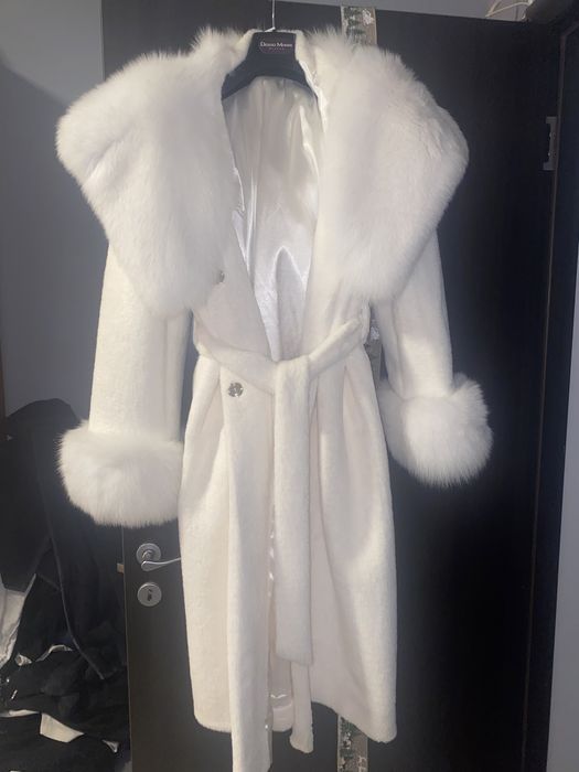 Дълго бяло палто алкантар и лисица
