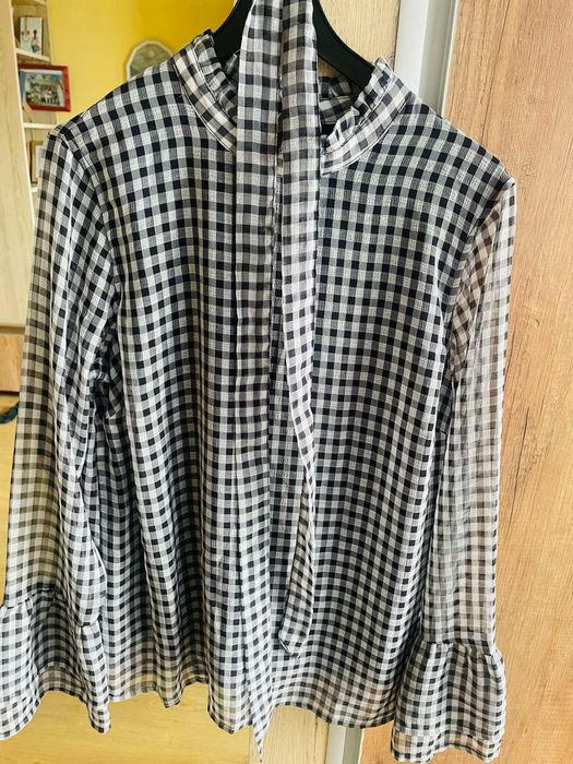 Продавам дамска официална блуза