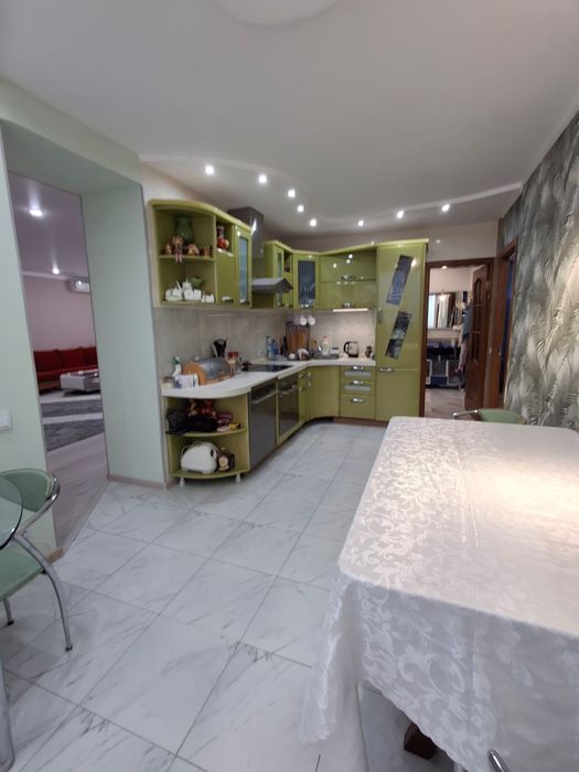 Продам квартиру 4 комн. 15 мкр