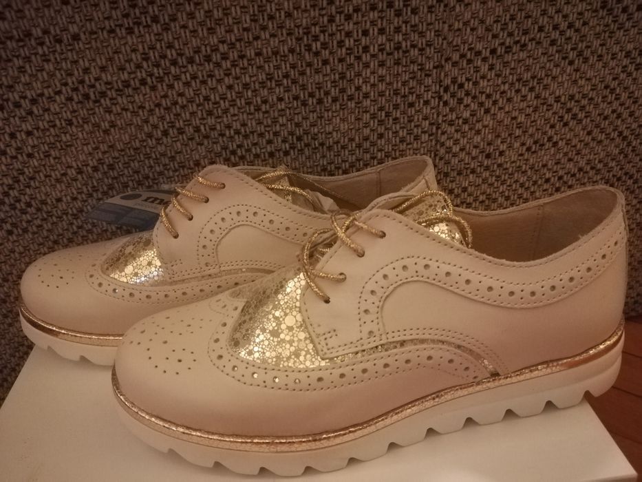 Pantofi nr 36 noi cu eticheta, Melania